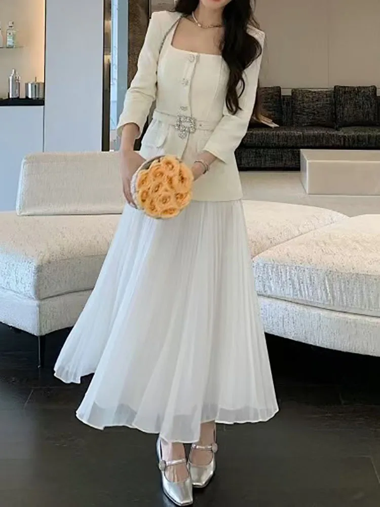 This is a stylish square-neck dress for autumn and winter, featuring a waist belt and a square neck with pleated stitching