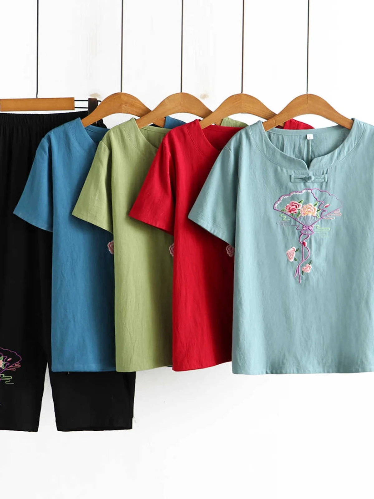 

Летний модный комплект-двойка 2026: Новинка для женщин среднего возраста, высококачественный костюм больших размеров из хлопка и льна с коротким рукавом, V-образным вырезом, пуловер и жилет