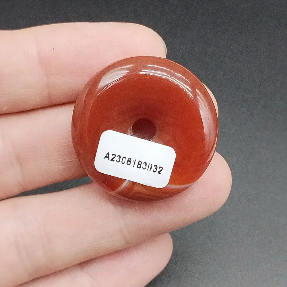 Certyfikowany czerwony naturalny agat chalcedonowy rzeźbiony wisiorek w kształcie koła bezpieczeństwa w kształcie pączka