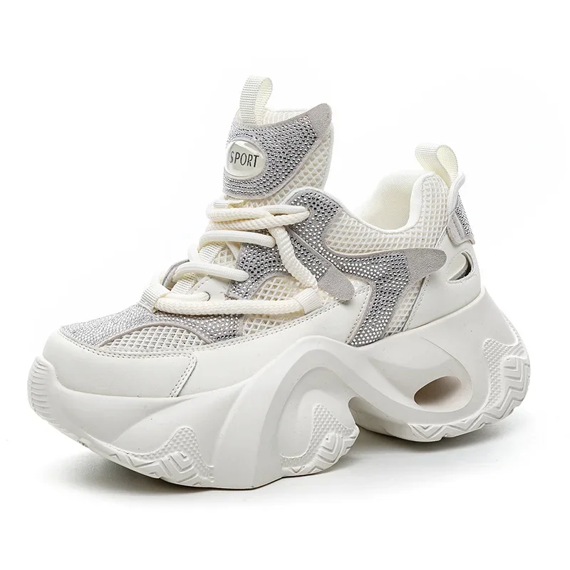 

Женские кроссовки из синтетической микрофибры на плоской подошве с воздушной сеткой 7 см, блестящие тапочки, сандалии на танкетке из натуральной кожи, белые туфли