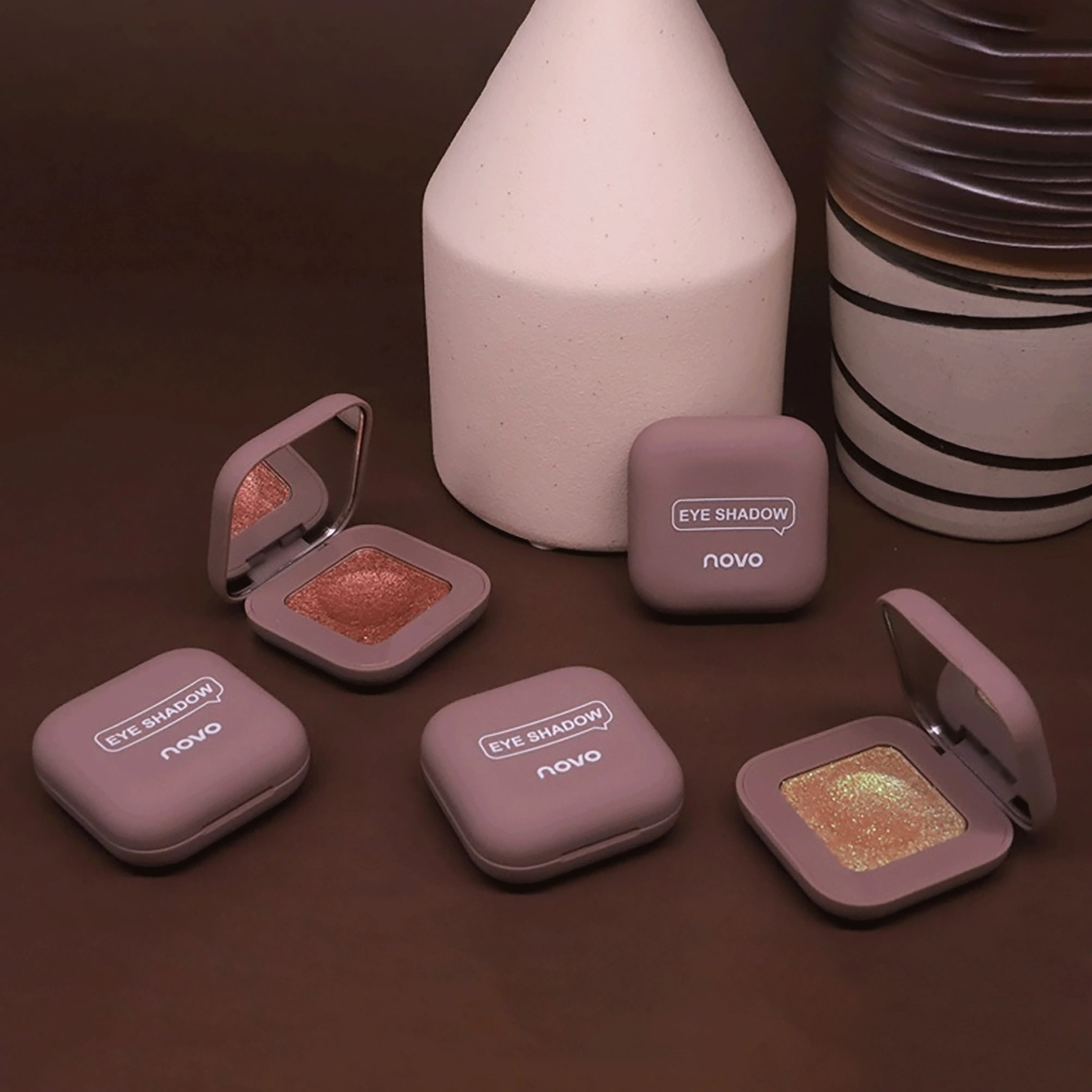 NOVO フラッシュ パール調 モノクローム アイシャドウ ハイライト用、普段使い、パーティー、ステージパフォーマンスに最適。