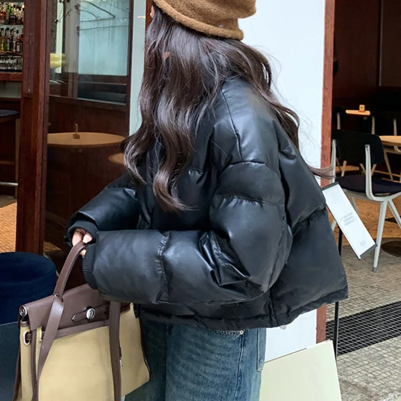 HKSH 2025 Winter New Women's Short Puffer Jackets PU Leather Stand Collar Zipper Solid Color Versatile Elegant Down Coat HK14698