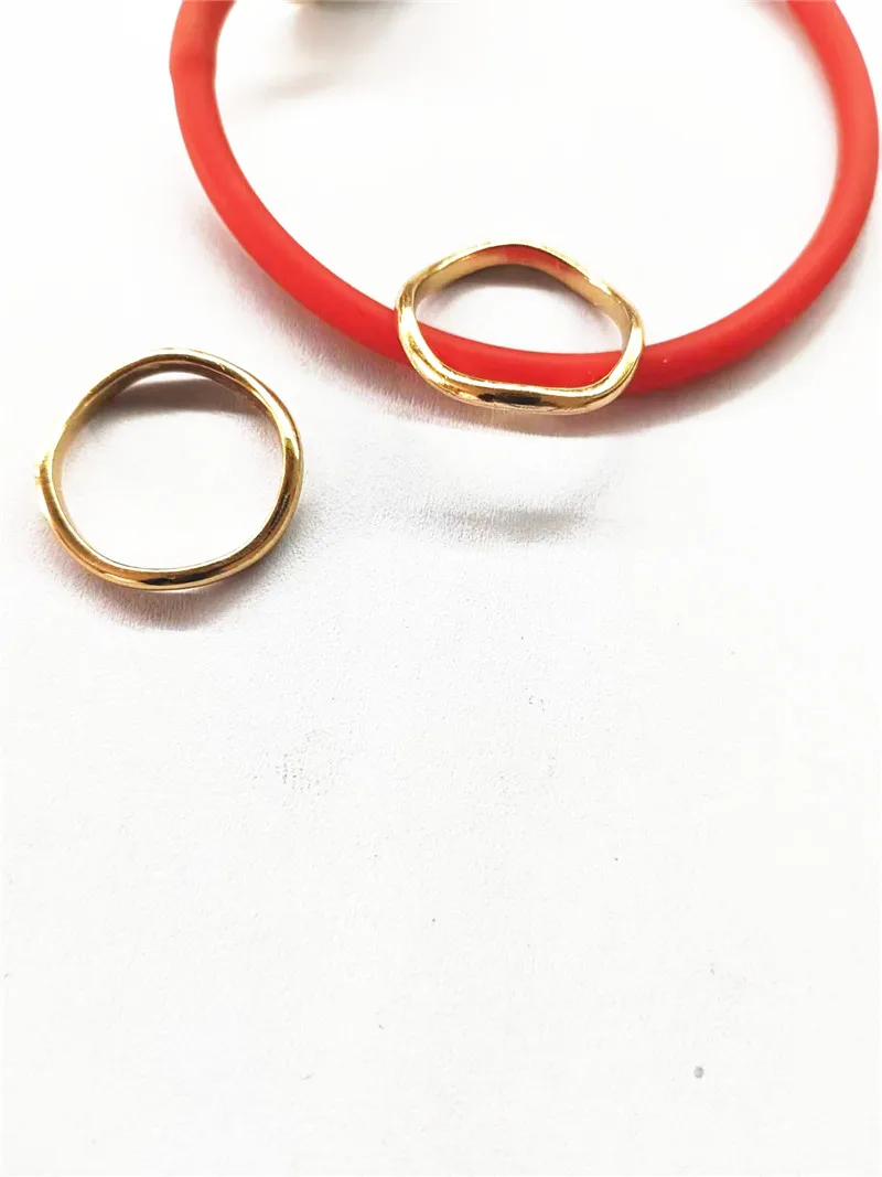 Gold minimalist wavy-shaped ring - perfect for commuting and versatile wear. It can be layered with pendants.