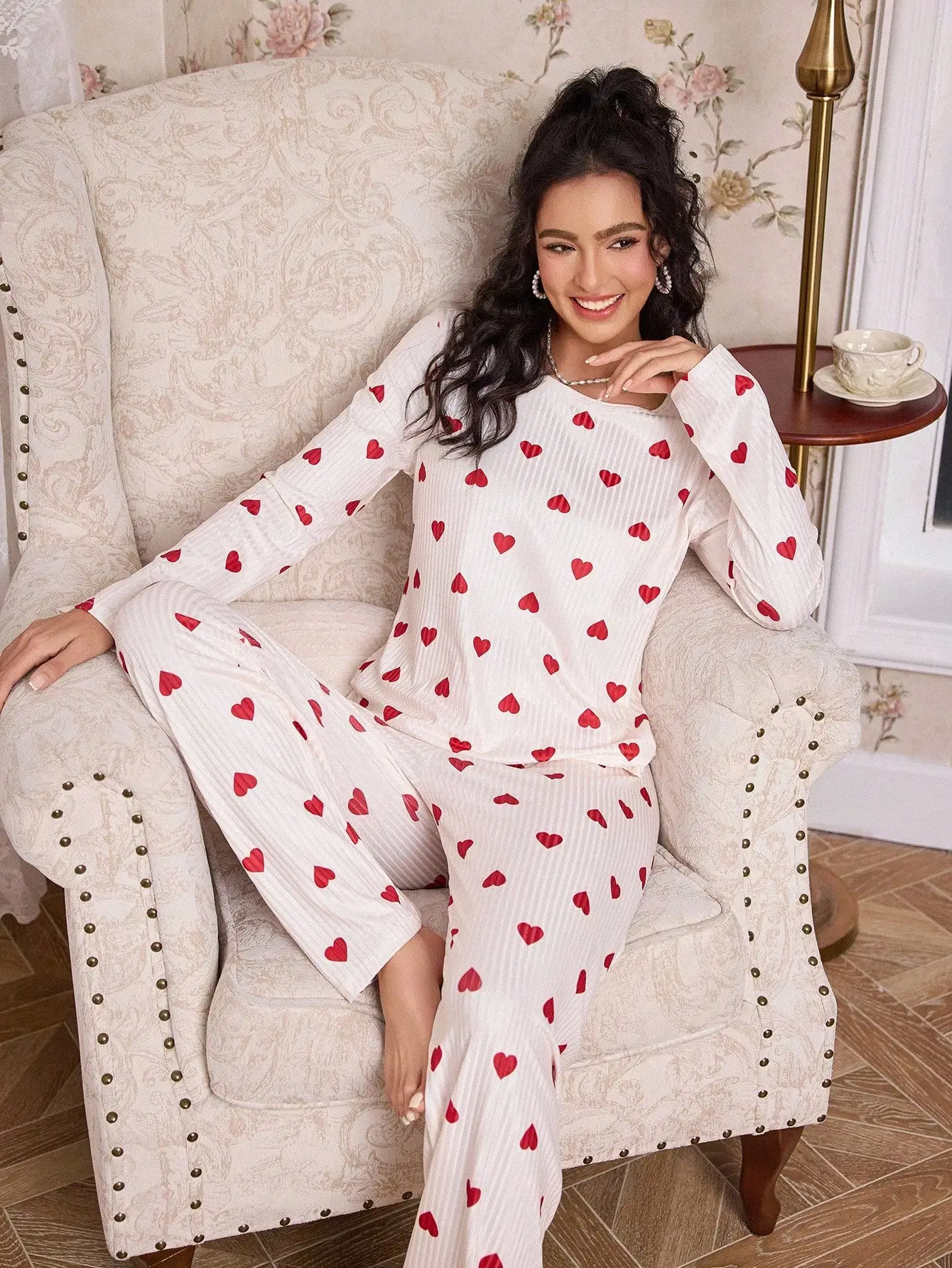 

Женский пижамный комплект с длинными рукавами и принтом в виде сердечек - белый с красными сердечками