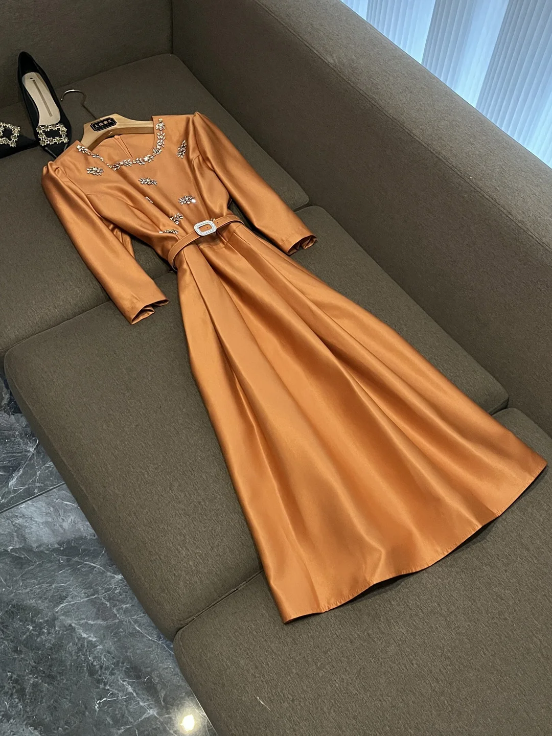 الرجعية ألف خط الدكتور Ele جولة Ne الماس Embellied Sve عالية الخصر التخسيس ميدي تنورة Ci تخفيف زر مزدوج #1