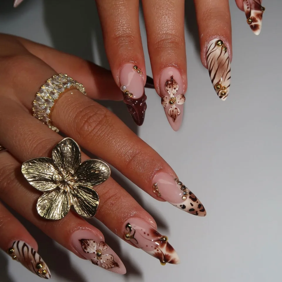Uñas Postizas 3D para Mujeres y Chicas, Degradado Marrón y Azul con Flores en Relieve y Cristales, Forma Almendra, Uñas Press-On de Otoño/Invierno 2