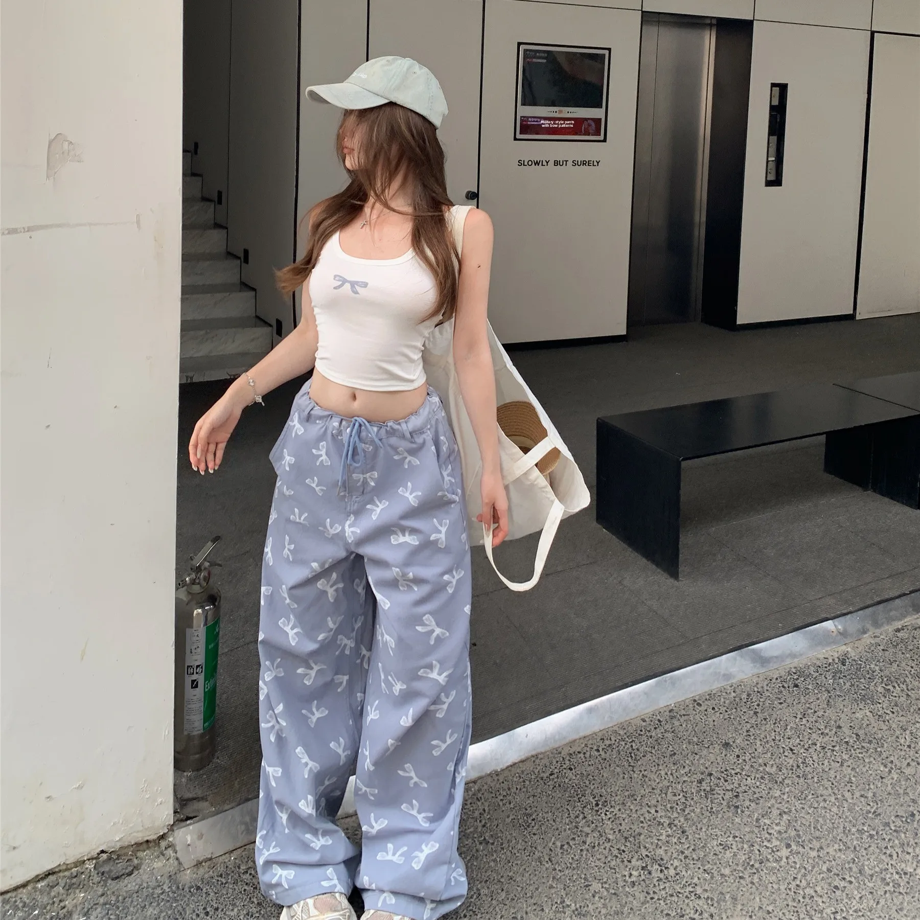 

Модный комплект: укороченный топ с узловым принтом и широкие брюки с высокой талией на шнурке, летний наряд для женщин, стильный комплект для девушек.