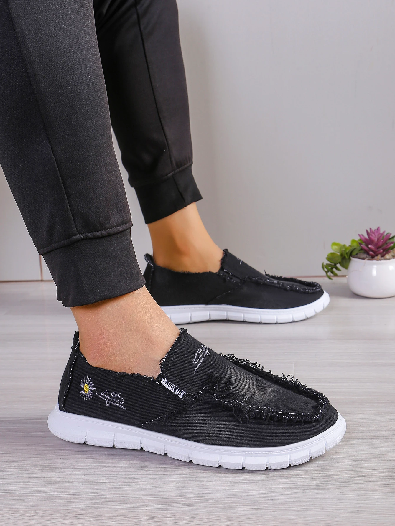 Damen-Slip-On-Schuhe aus Segeltuch, lässige Slipper mit Gänseblümchen-Stickerei, bequeme, leichte Wanderschuhe für den täglichen Gebrauch – Detail 16