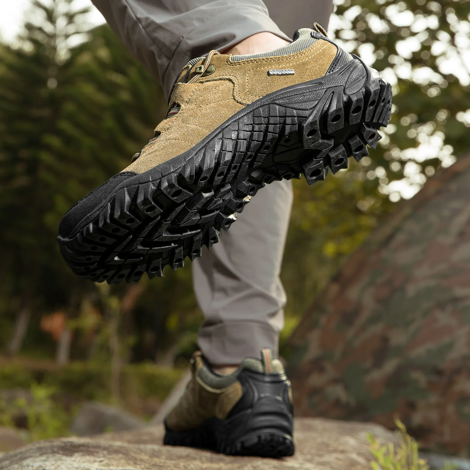 New waterproof oversized outdoor hiking shoes for men, breathable and anti slip casual shoes, super light desert boots