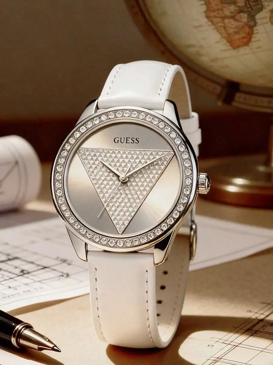 Reloj de cuarzo para mujer GUESS, esfera triangular con brillo de cristal, caja plateada, correa de cuero blanca, reloj elegante para oficina, uso diario y fiestas