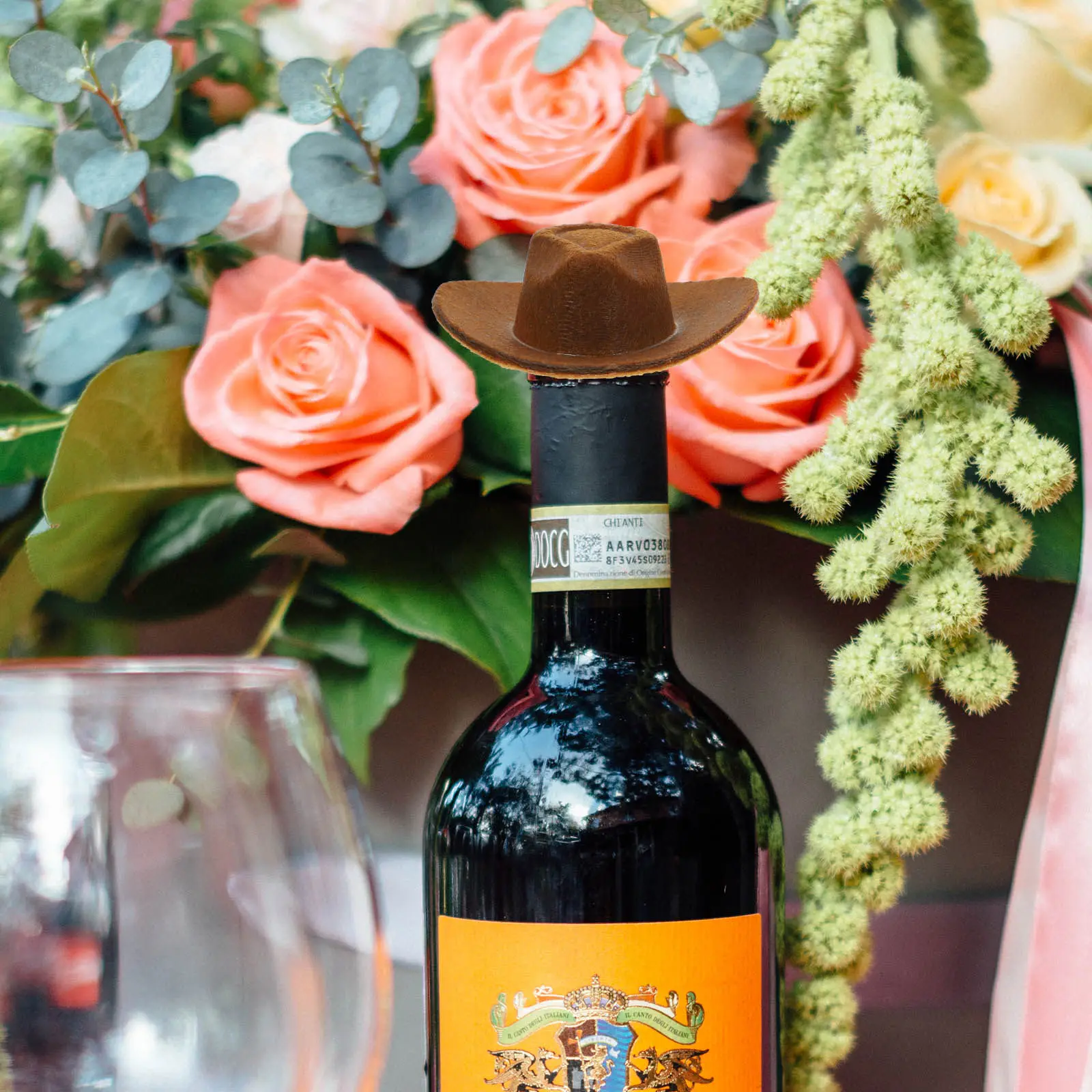 4 peças de chapéus de cowboy minúsculos, ornamentos de chapéu em miniatura reutilizáveis para decoração de casa de bonecas, uso prolongado, design delicado, chapéus pequenos