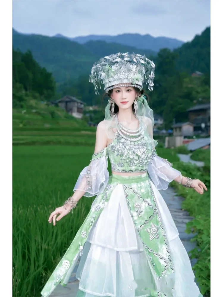 

Новая этническая одежда: простой и зеленый костюм для фотосессии