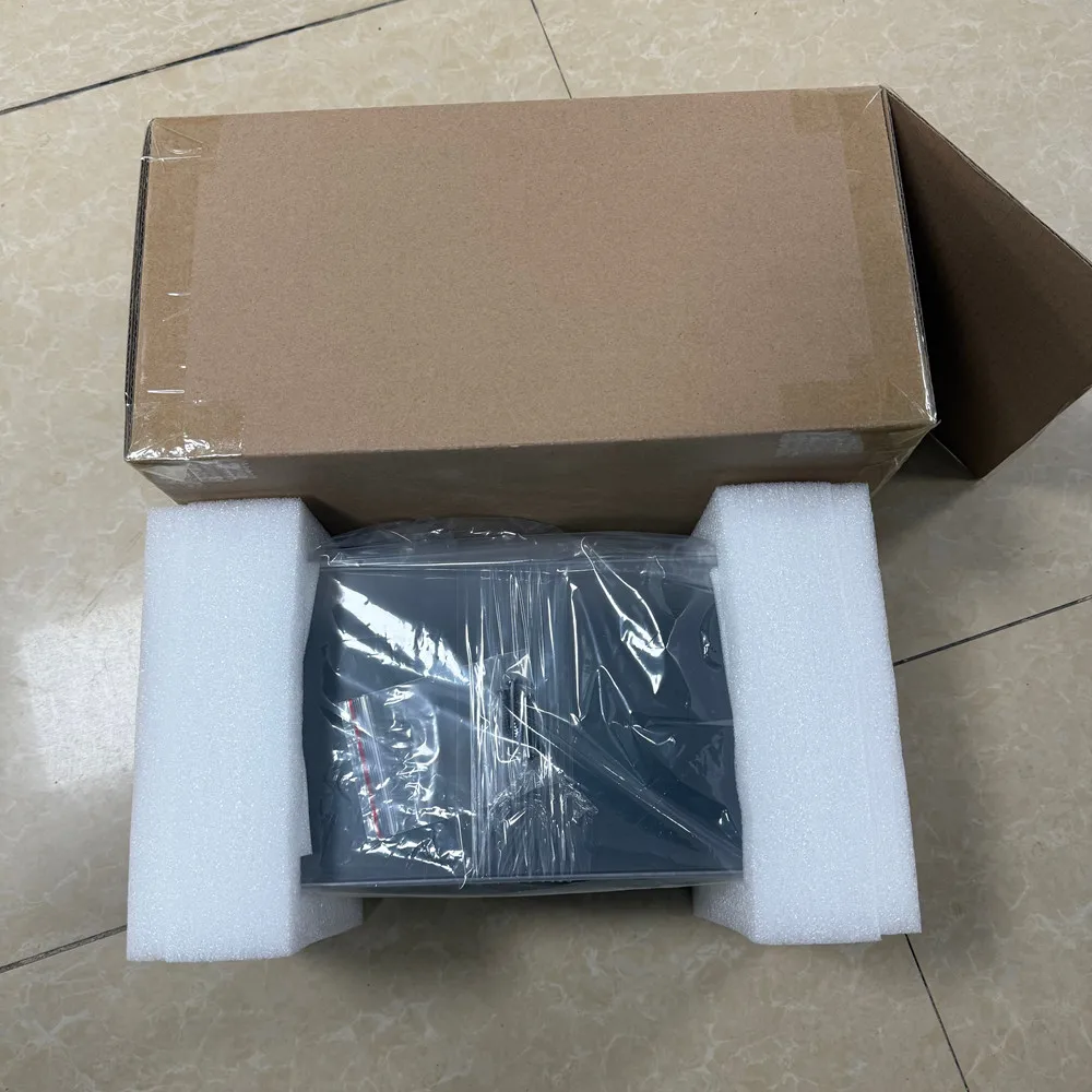 Scatole acriliche espositore supporto trasparente antipolvere con base nera in fibra di carbonio per modello di auto in scala 1/18