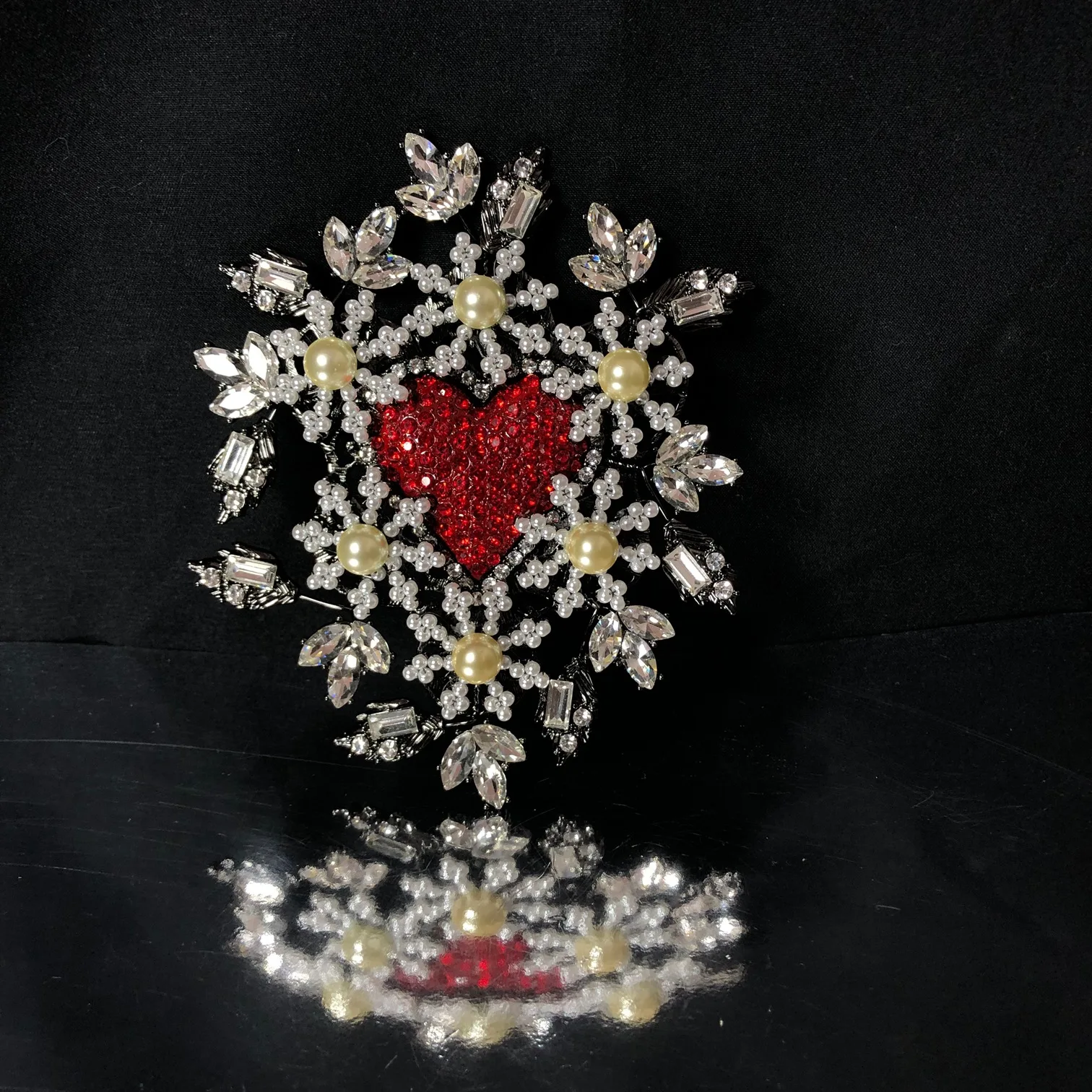 vintageexquisite sweet heart-shaped leaf brooch Gemstone handmade copper fresh brooch