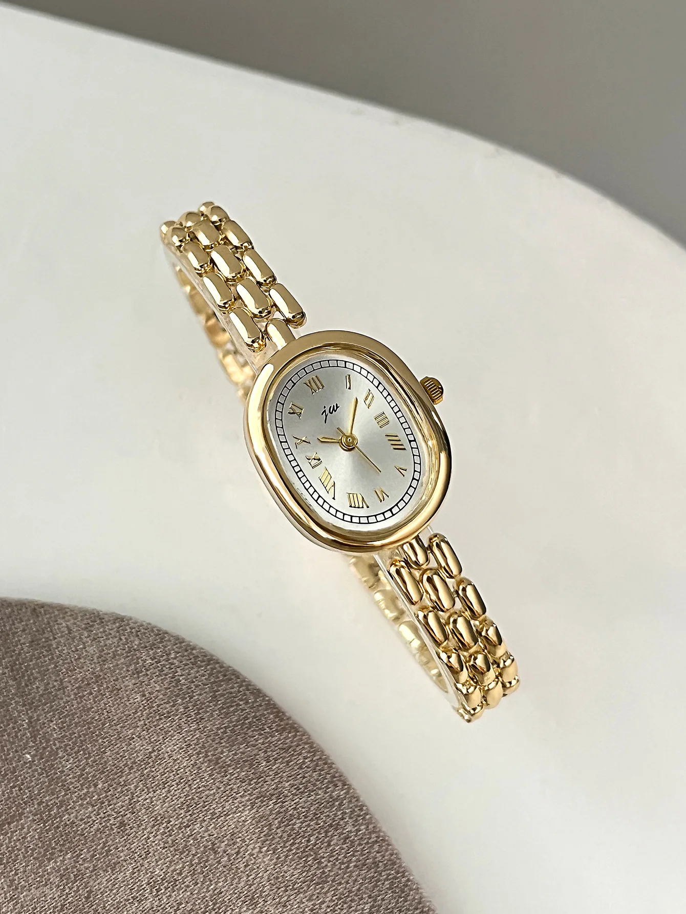Ladies' Watches: Simple, Niche, High Aesthetic, Artistic, Versatile Oval-Shaped Female Fashionable Quartz Clock Wristwatches image 3