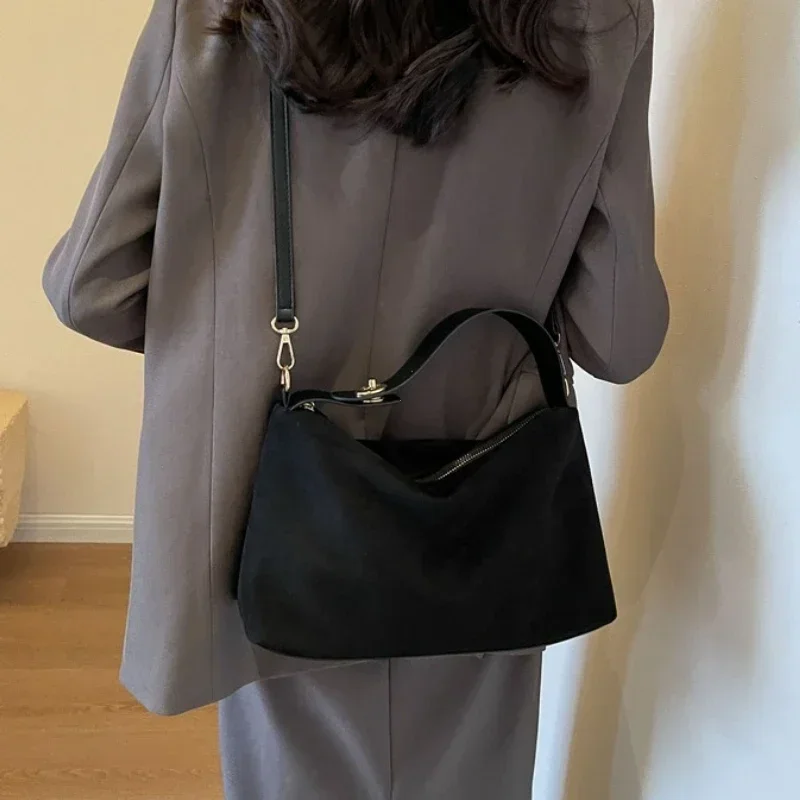 حقيبة ريترو متقدمة للنساء 2025 حقيبة كتف بلوري جديدة مع سعة كبيرة حقيبة حمل للتنقل عبر الجسم