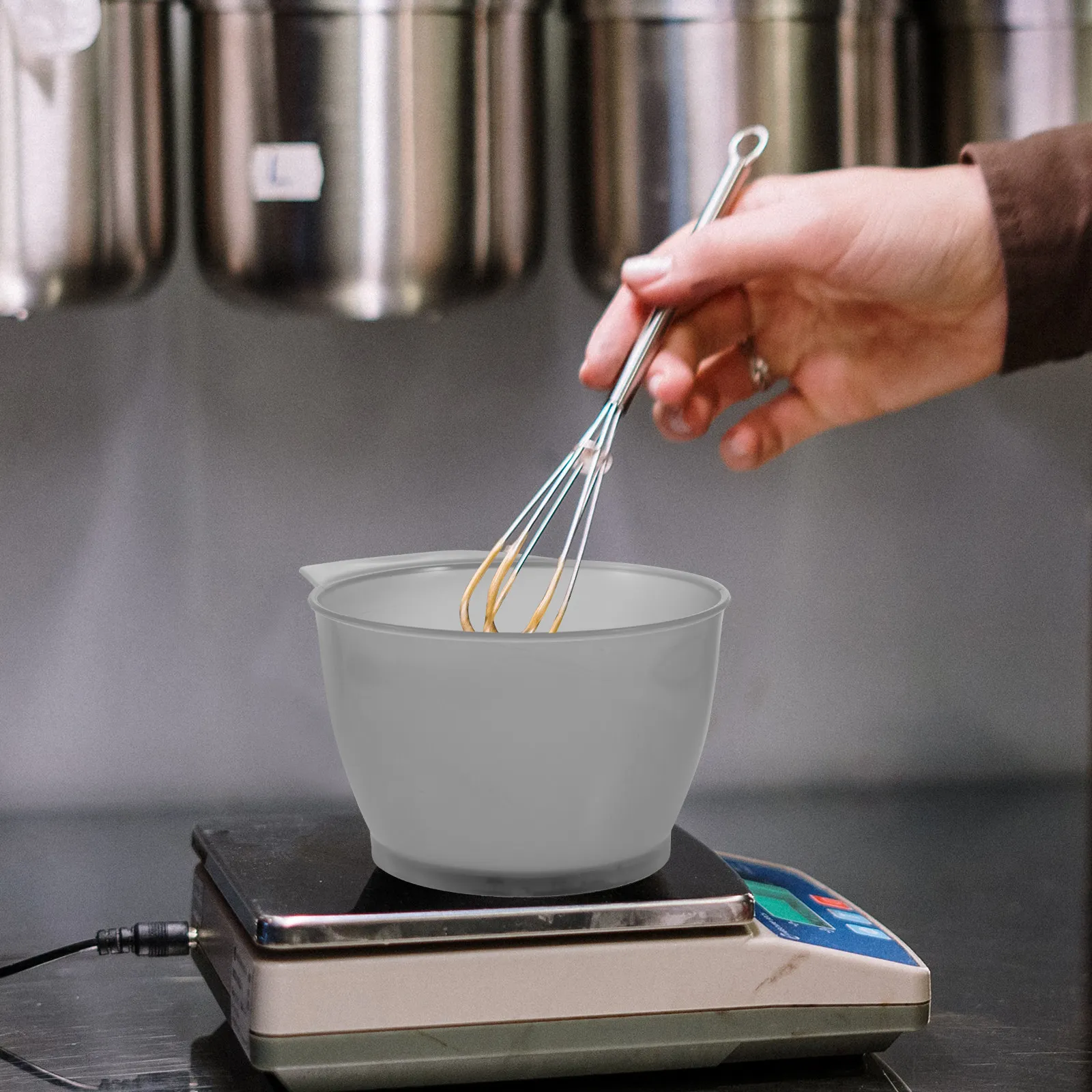 

Прочная пластиковая чаша для смешивания краски для волос с мерной шкалой для легкого самостоятельного окрашивания волос дома или в салоне.