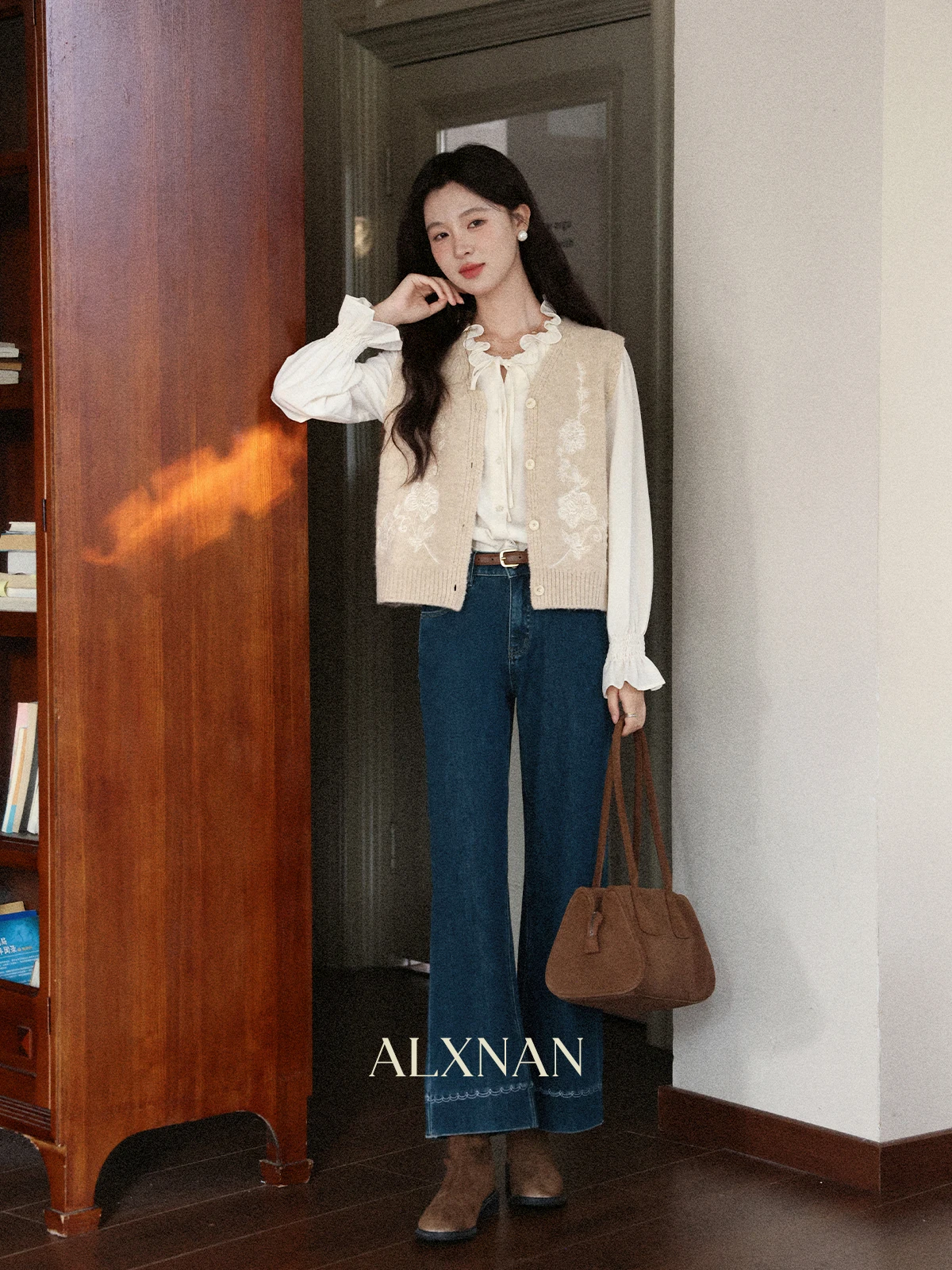 

Белая женская блузка с длинным рукавом и деревянными рюшами, прямого кроя, в стиле ранней весенней моды, французский стиль