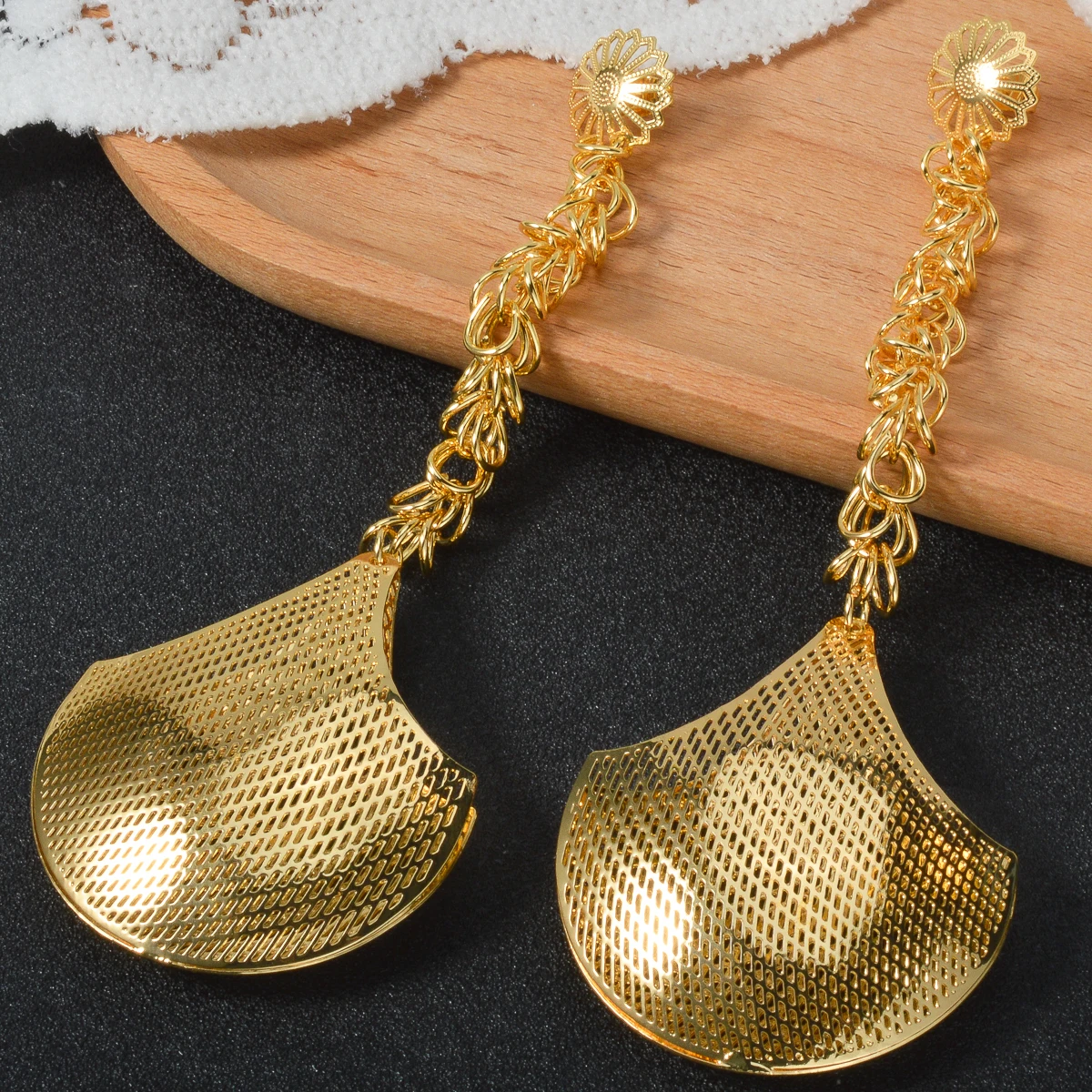 

Little Daisy Decoration Drop Earrings Hollow Art Design Pendant Jewelry 18k Gold-plated Copper Earrings Daily Wedding Wear