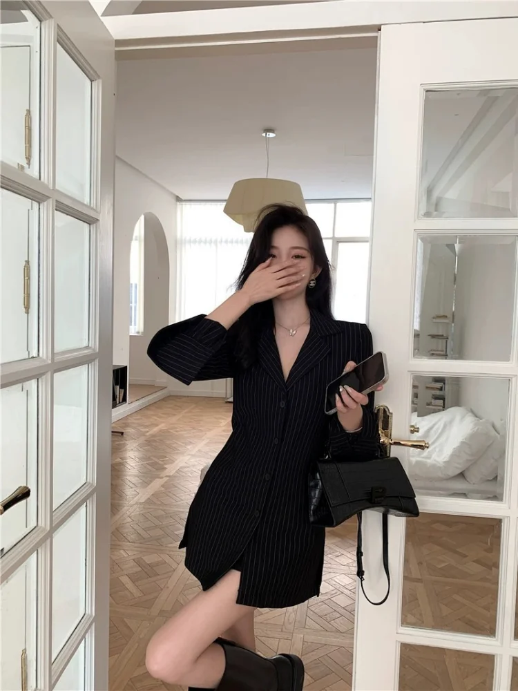 2026 New Fall Women's Black Striped Long Sleeve Shirt Elegant Slim Fit Waist Trimming Bodycon Midi Length Casual Top
