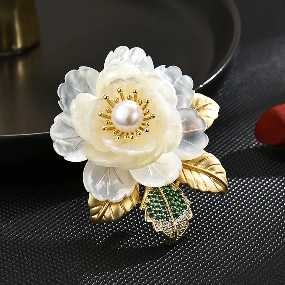 

Брошь «Пион» с изысканными деталями в виде листьев и жемчужной тыквы, представляет собой элегантный и роскошный женский воротник.