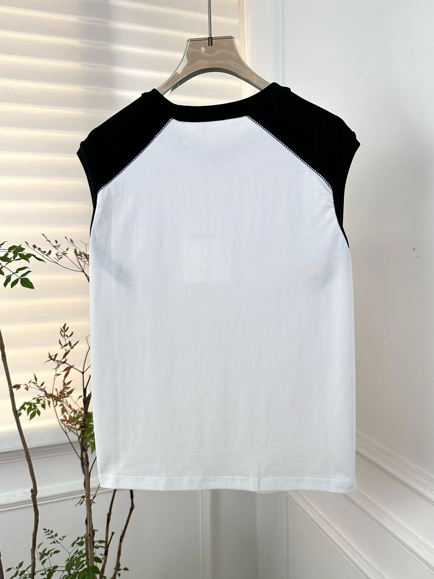 

Embossed Letters Black and White Color Blocking Round Neck T-Shirt Casual Slim Sleeveless Vest Women's Top