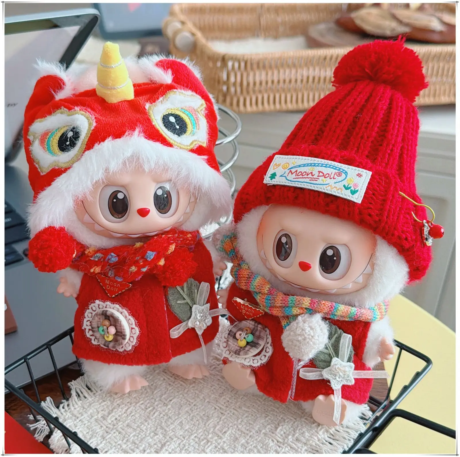 ชุดเสื้อผ้าตุ๊กตา Labubu น่ารัก ขนาด 10-17 ซม. ชุดเสื้อกั๊กสีแดง หมวก ผ้าพันคอ สำหรับปีใหม่ ของเล่นเสริมสำหรับตุ๊กตา ของขวัญสำหรับแฟนๆ ผู้หญิง