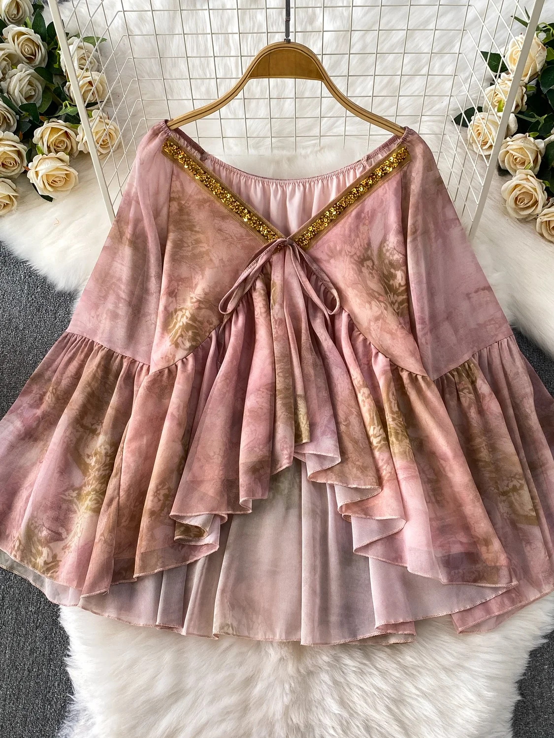   เสื้อพิมพ์ลายทรงหลวมแบบยุโรป แขนกระดิ่ง จับจีบ ทรงเข้ารูป ดีไซน์ไม่สมมาตร แต่งลูกปัด รุ่น Wind V-Ne สำหรับผู้หญิง