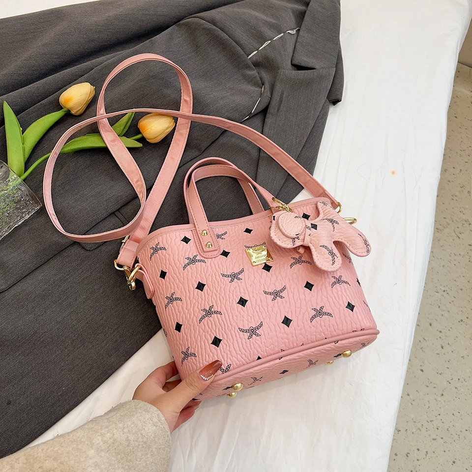 

Роскошная элегантная сумка для подгузников с прочной конструкцией и плавными молниями, идеально подходит для хранения детских принадлежностей и личных вещей.