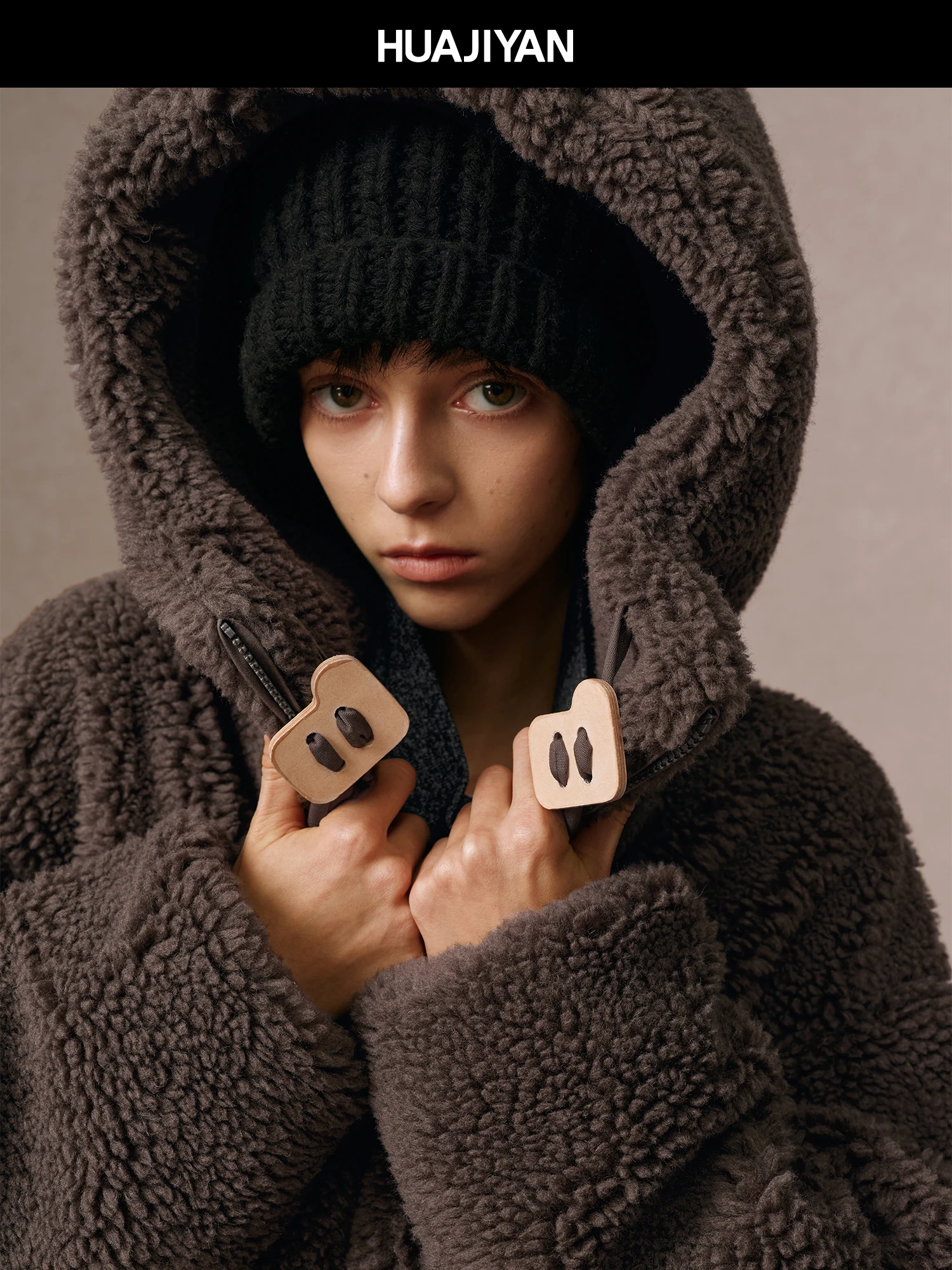 

Hua Ji Yan【Hug Bear】Женская свободная куртка с капюшоном из шерстяной смеси на флисовой подкладке с кожаными ремешками, зимняя верхняя одежда