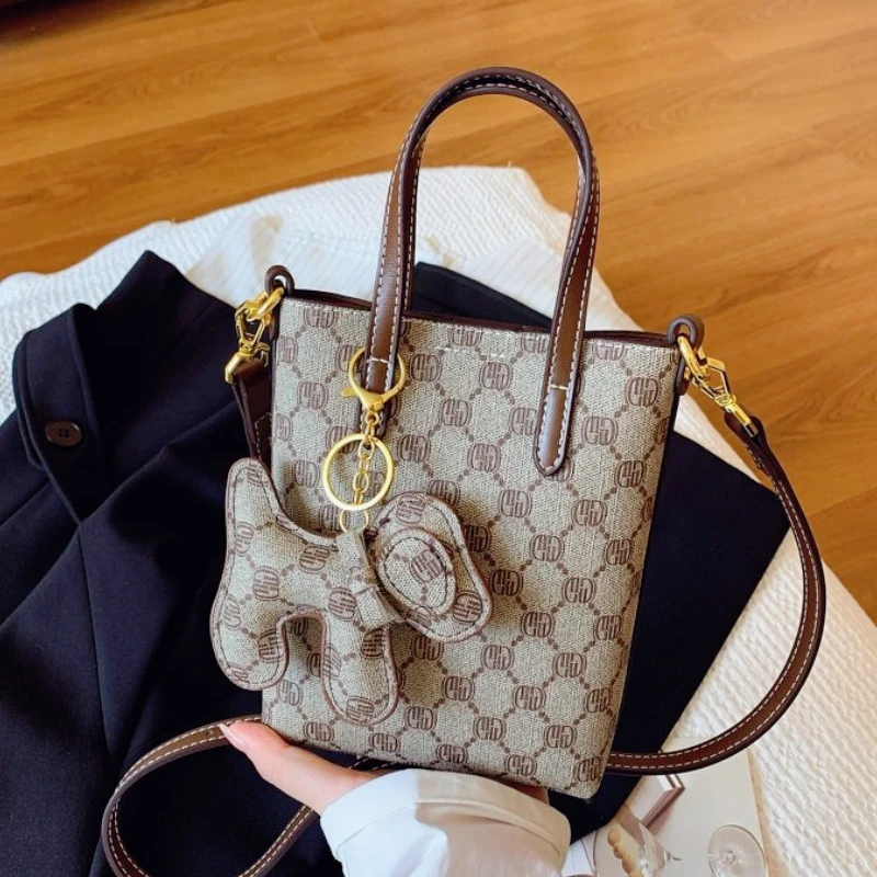 

Сделайте заявку с помощью этой нишевой дизайнерской сумочки с индивидуальными узорами, которые гарантируют вы стоять с толпы.