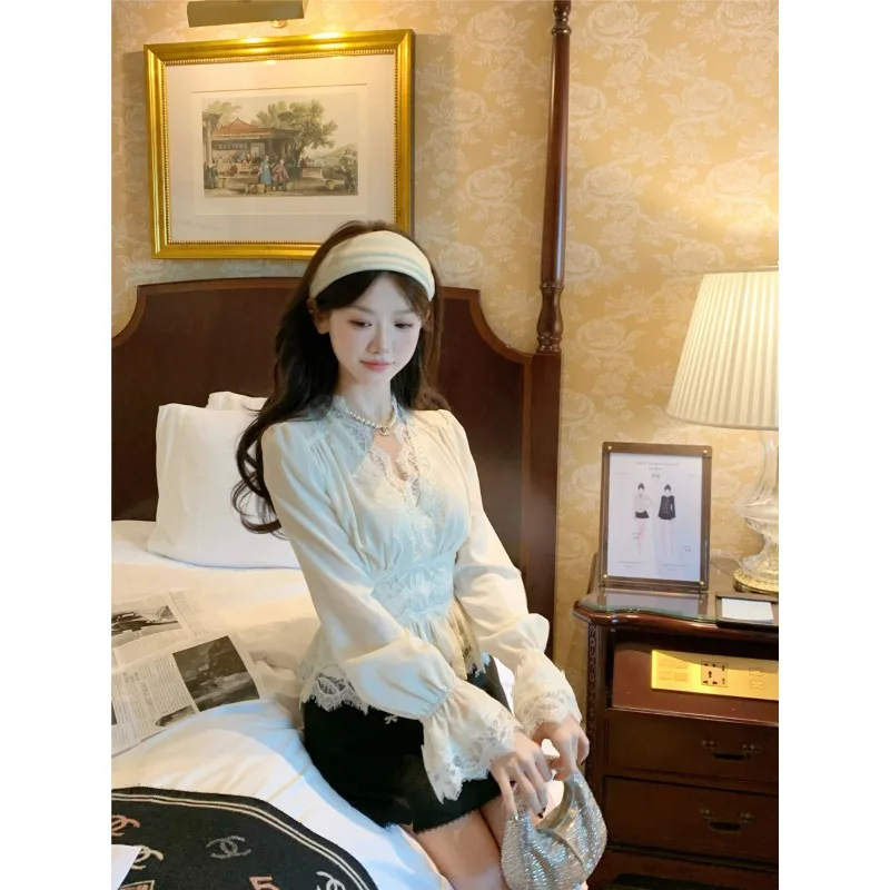 Camisas elegantes de encaje con cuello en V para mujer, Top corto ajustado con cintura suave, blusa Sexy de fiesta con manga acampanada, primavera 2025