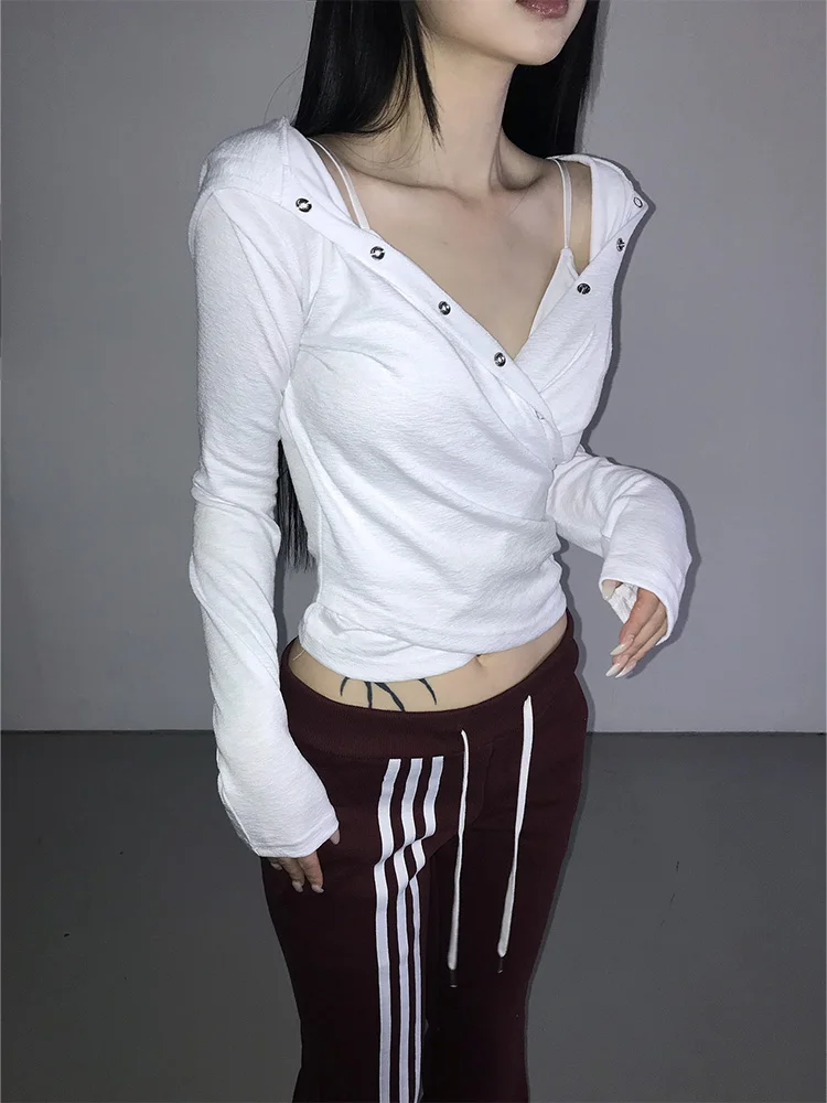 Damen Y2K Coquette Streetwear Alltags-Freizeit-T-Shirt mit V-Ausschnitt, Ösen, Knopfverzierung, Kapuze, enganliegend, kurz geschnitten, langärmelig – Detail 5