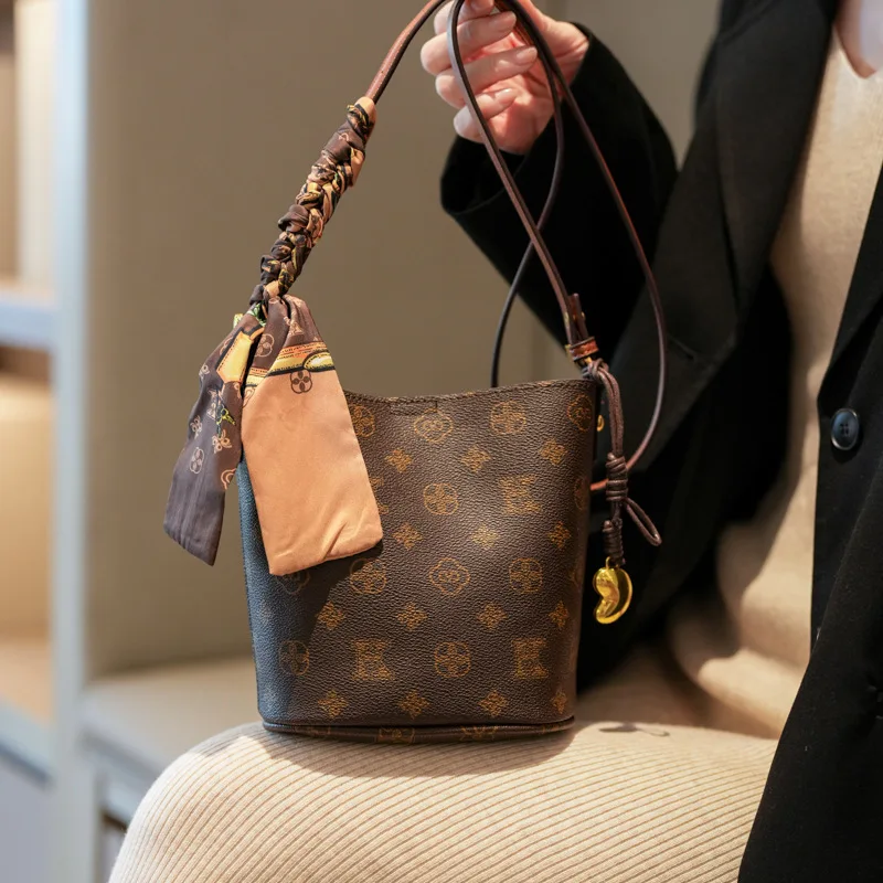 

2025 текстурированная сумка-ведро с монограммой, женская винтажная сумка подмышками, универсальная сумка через плечо «день-ночь», шикарная кожаная сумка-тоут