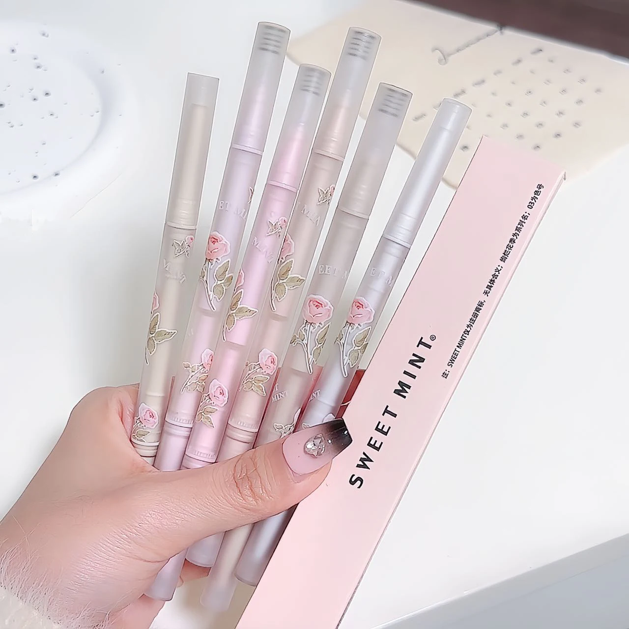 SWEET MINT 양쪽 끝이 있는 실크웜 펜, 매트 & 진주광택 마감, 방수 및 장기 지속 하이라이트, 자연스러운 차원적 눈매 - 손쉽게 화려함을 연출하는 섬세하게 반짝이는 아이라이너.