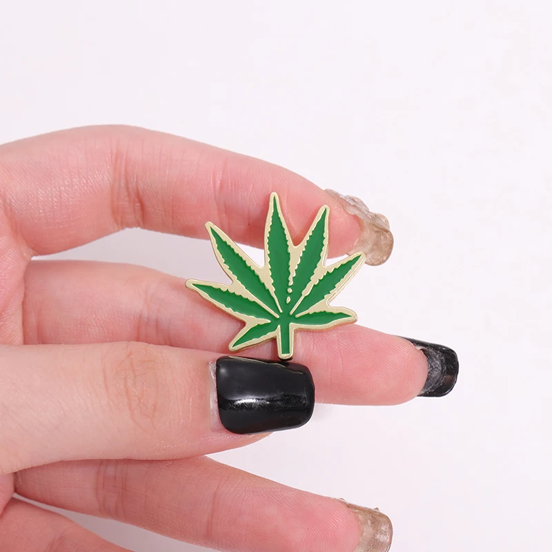 Green Tobacco Leaf Enamel Pins Funny Cute Cartoon Plants Brooches Backpack Lapel Badge Accessories Gift for Friends Wholesale