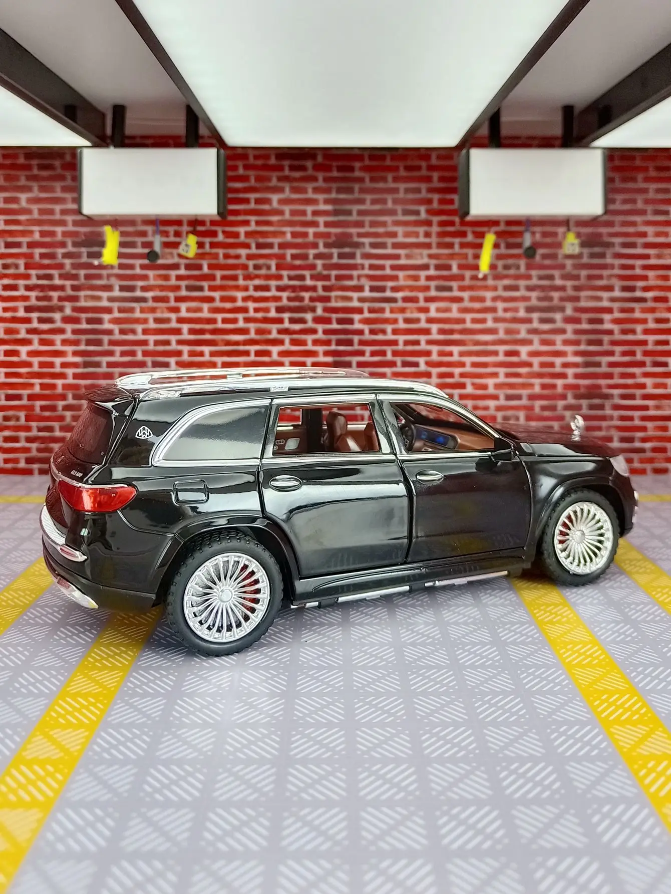 Mercedes-benz-Modèle de voiture Maybach GLSfemale en alliage moulé sous pression, véhicules jouets en métal, simulation de son et de lumière, cadeau pour enfants, 1:24