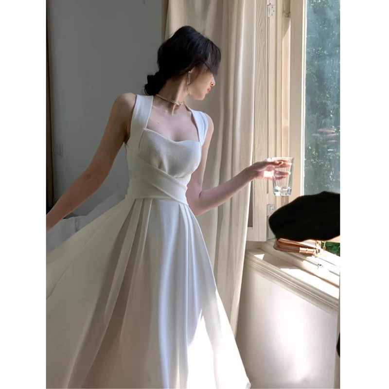 ชุดเดรสสายรัดฤดูร้อนของผู้หญิงชุดเดรสสีขาวอารมณ์ขนาดใหญ่ใหม่