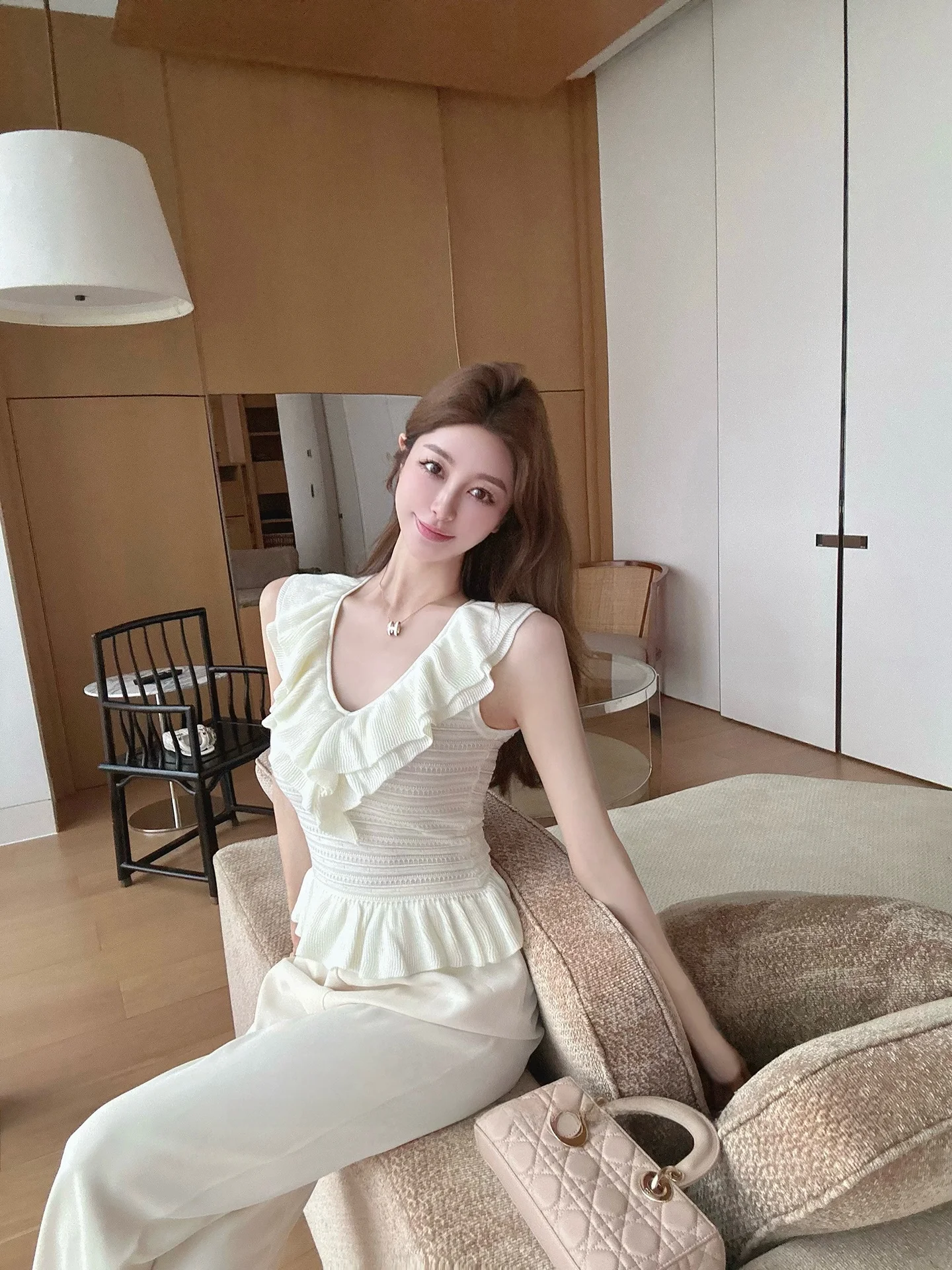 

Женский летний вязаный жилет с V-образным вырезом, новинка 2025 года, с цветочным узором, универсальный топ для повседневной носки, стандартная длина