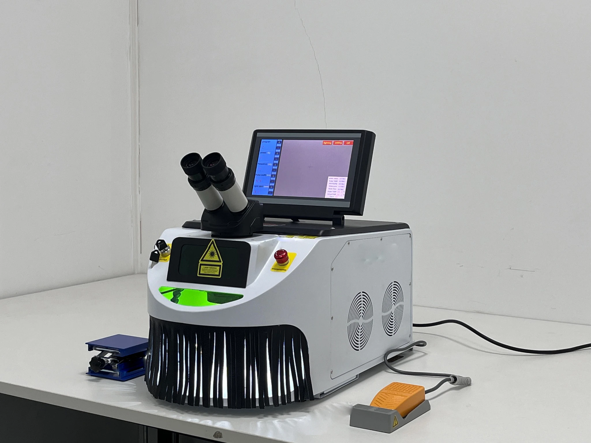 100W 200W YAG Laser Welding Machine with CCD for Gold Silver Stainless Steel and Titanium