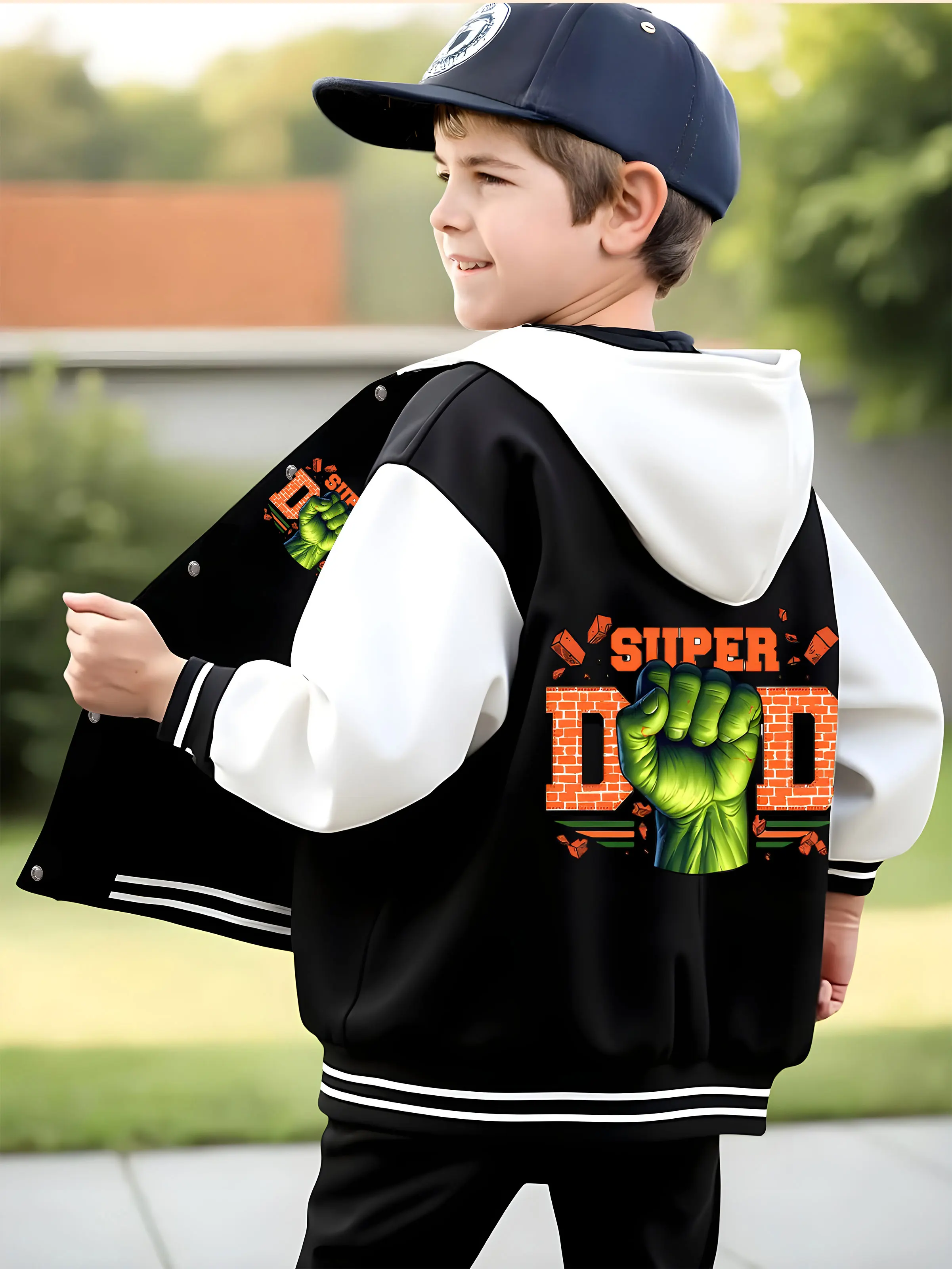 سترة بيسبول MINISO Marvel Hulk Super Dad Boys - طباعة قبضة Hulk "SUPER DAD"، على الوجهين لإظهار القوة والمتعة، عصرية د