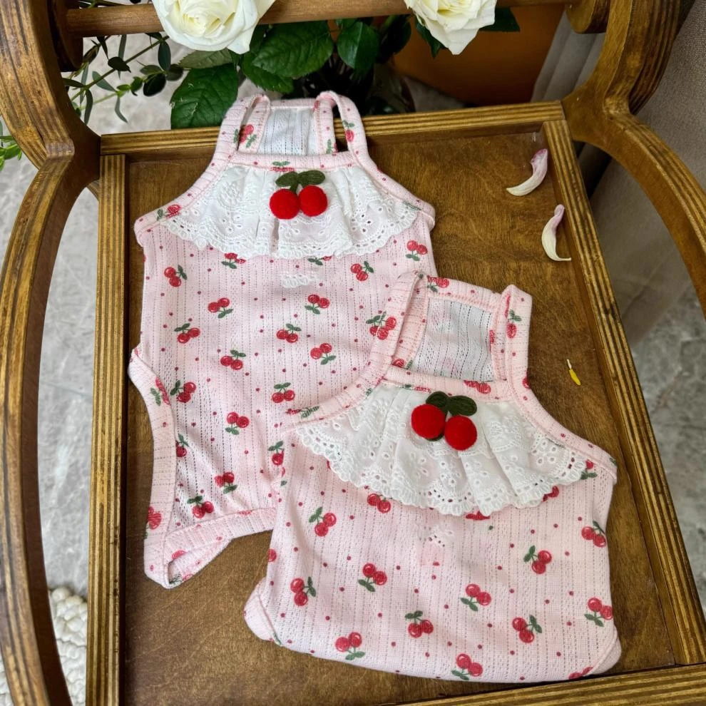 Hunde-Bodysuit mit Kirschmuster, atmungsaktiver Bauchschutz mit Spitzenbesatz für kleine Haustiere – Detail 3