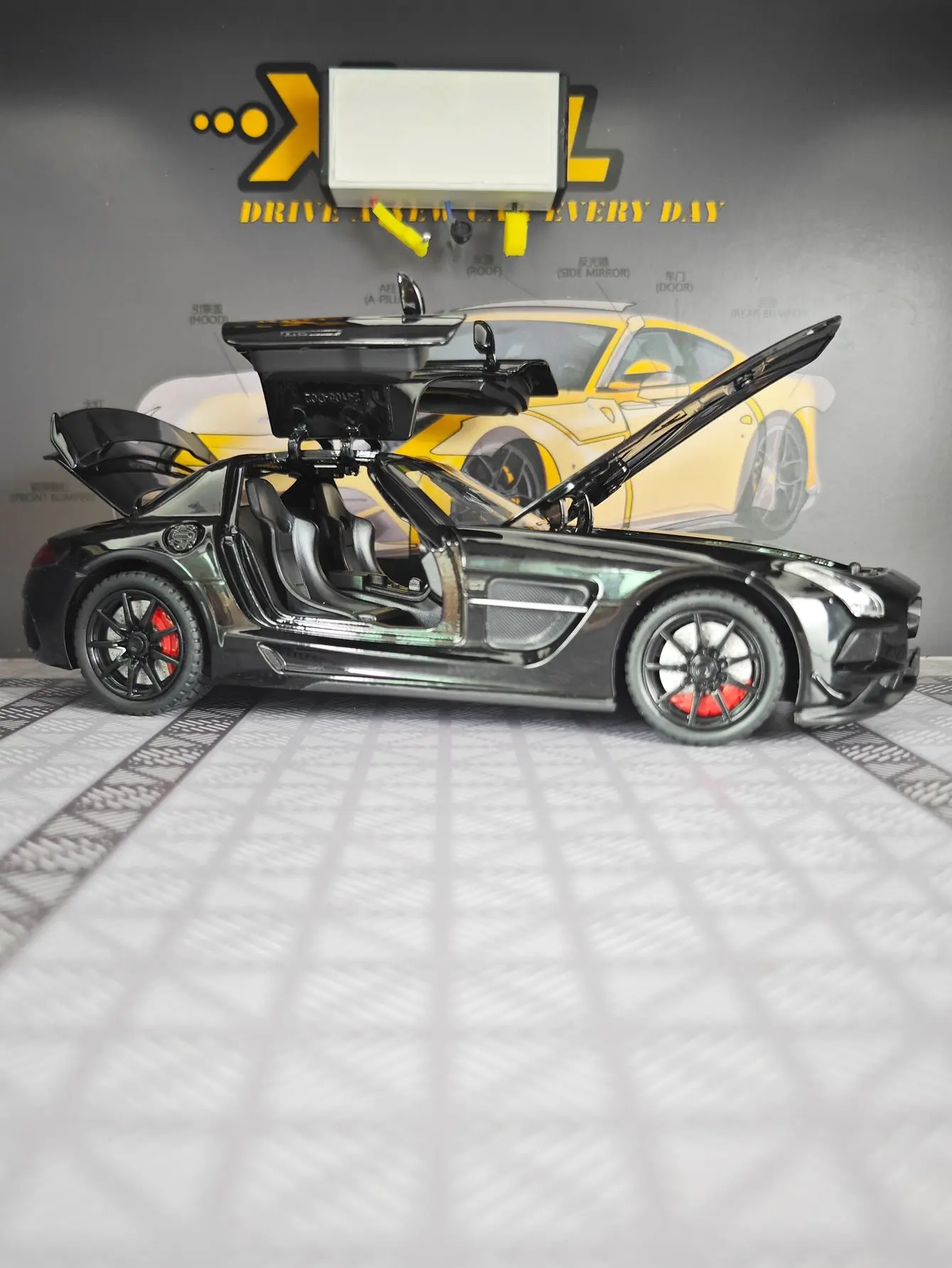 1:24 SLS AMG supercoche de aleación modelo adornos de coche puerta de ala de gaviota se puede abrir tiene funciones de sonido y iluminación simuladas