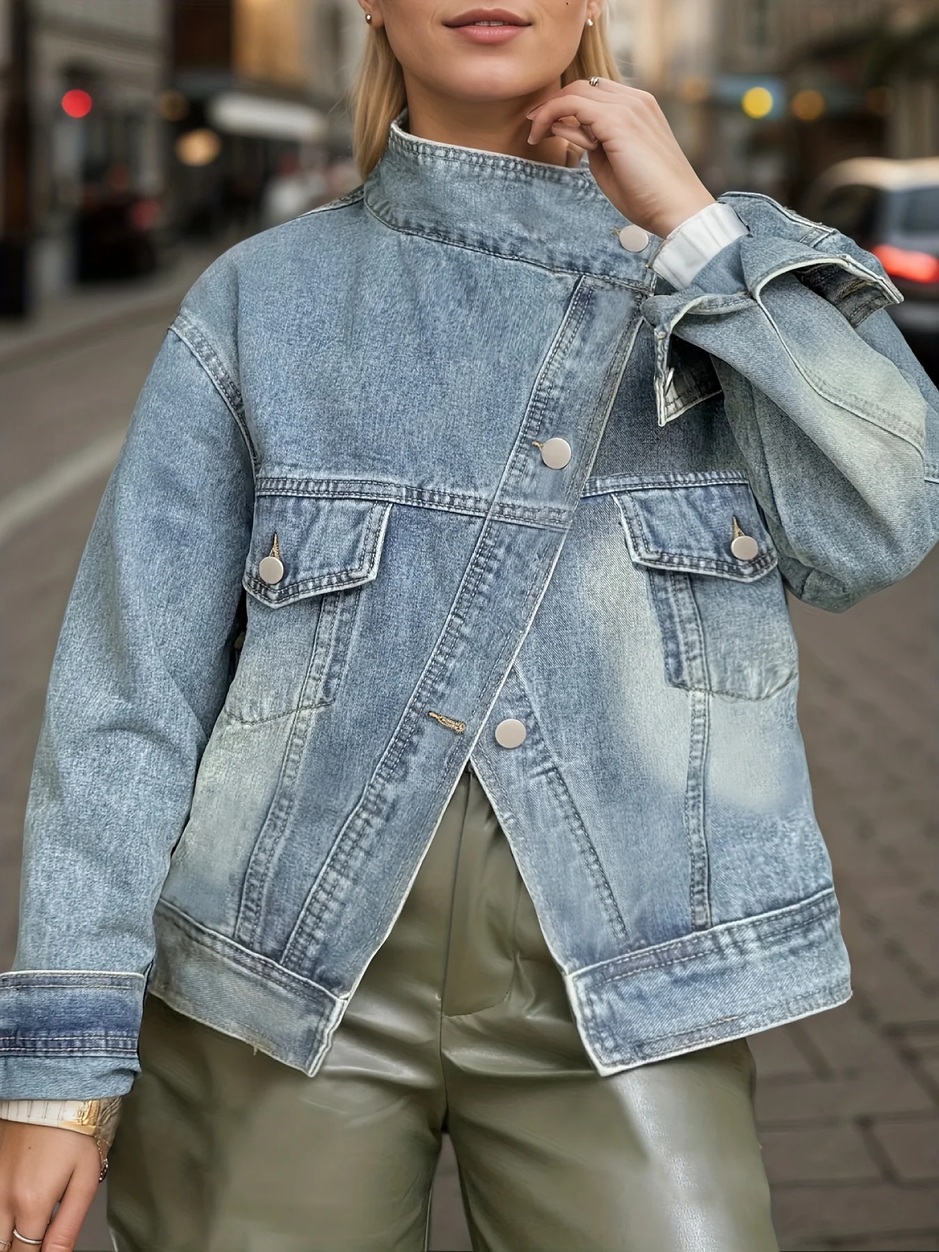 

Женская джинсовая куртка в уличном стиле в стиле ретро с асимметричными диагональными пуговицами и несколькими карманами, воротник-стойка с длинными рукавами.
