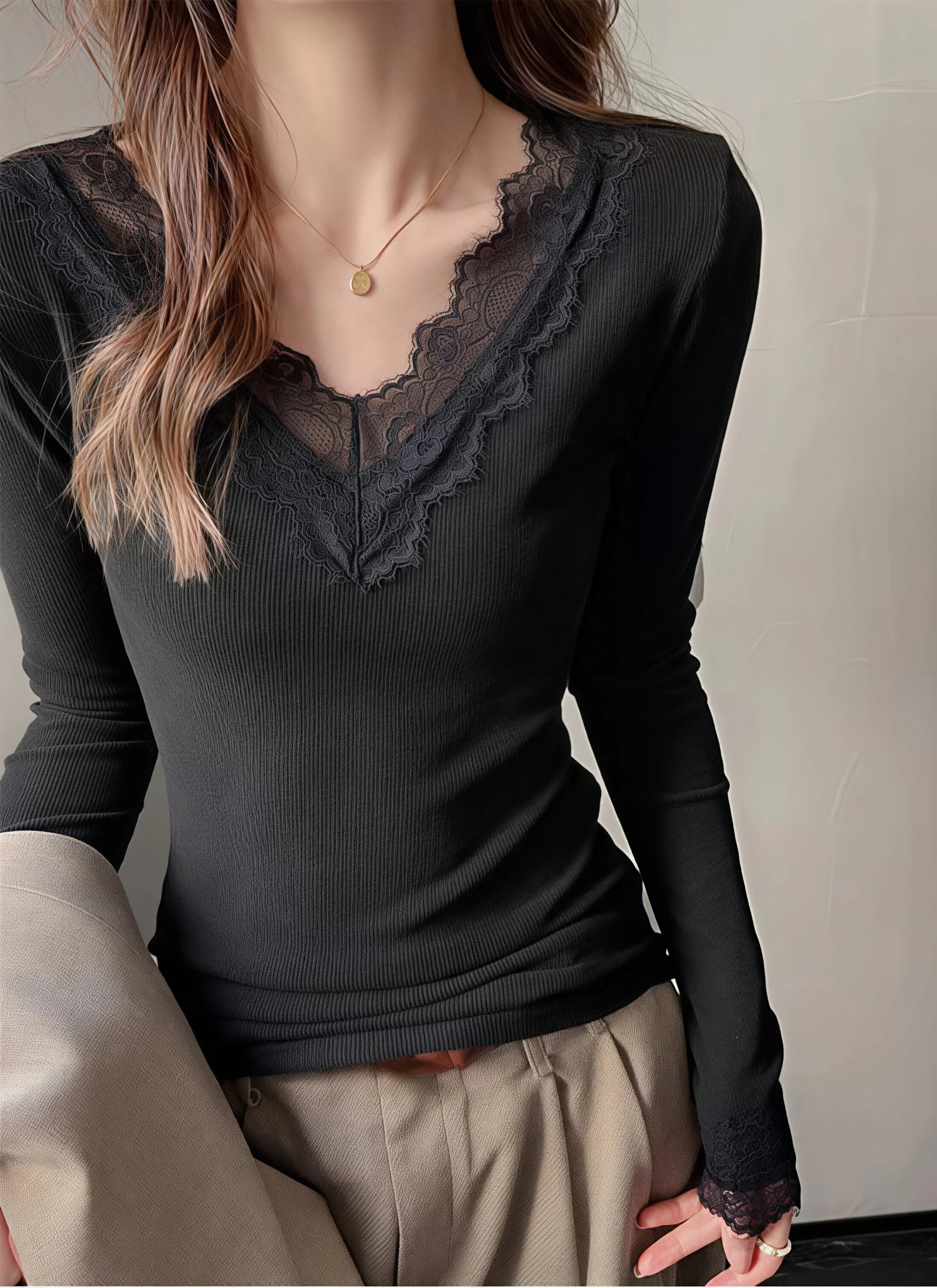 Elegantes Damen-Basic-Layering-Oberteil, Spitzen-V-Ausschnitt, Langarm-Shirt, gerippter Strick, schmale Passform, Spitzenbesatz an den Manschetten, weiche, lässige Alltagsbluse. – Detail 9