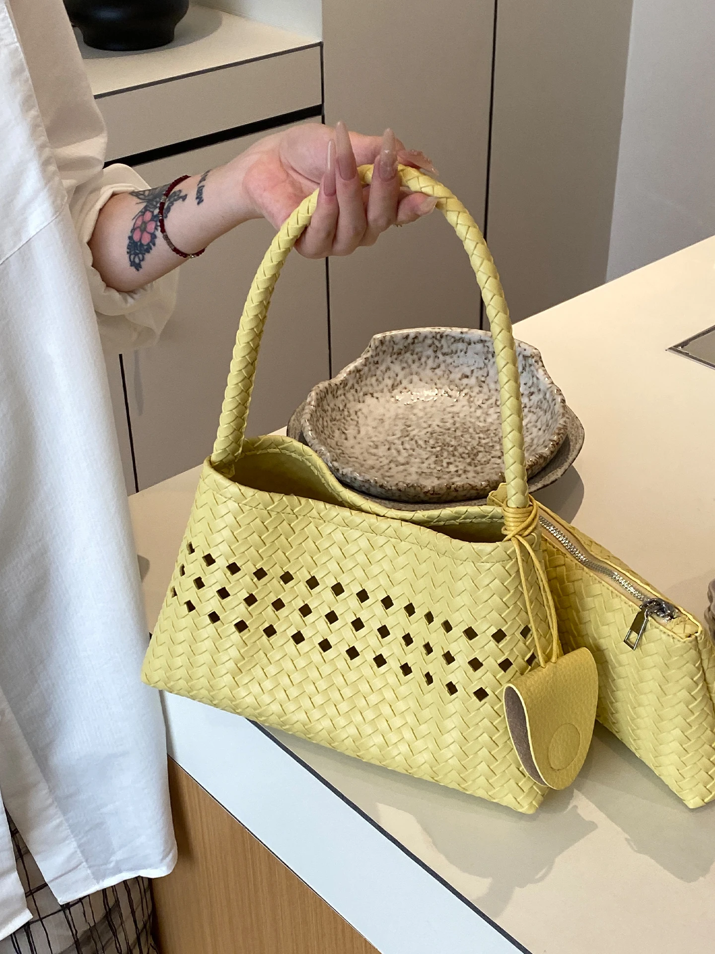 

Elegant Hollow out Underarm Bag Women's Commuter Shoulder Bag Fashionable Stylish Medium Hardness Soft Handle Summer 2026