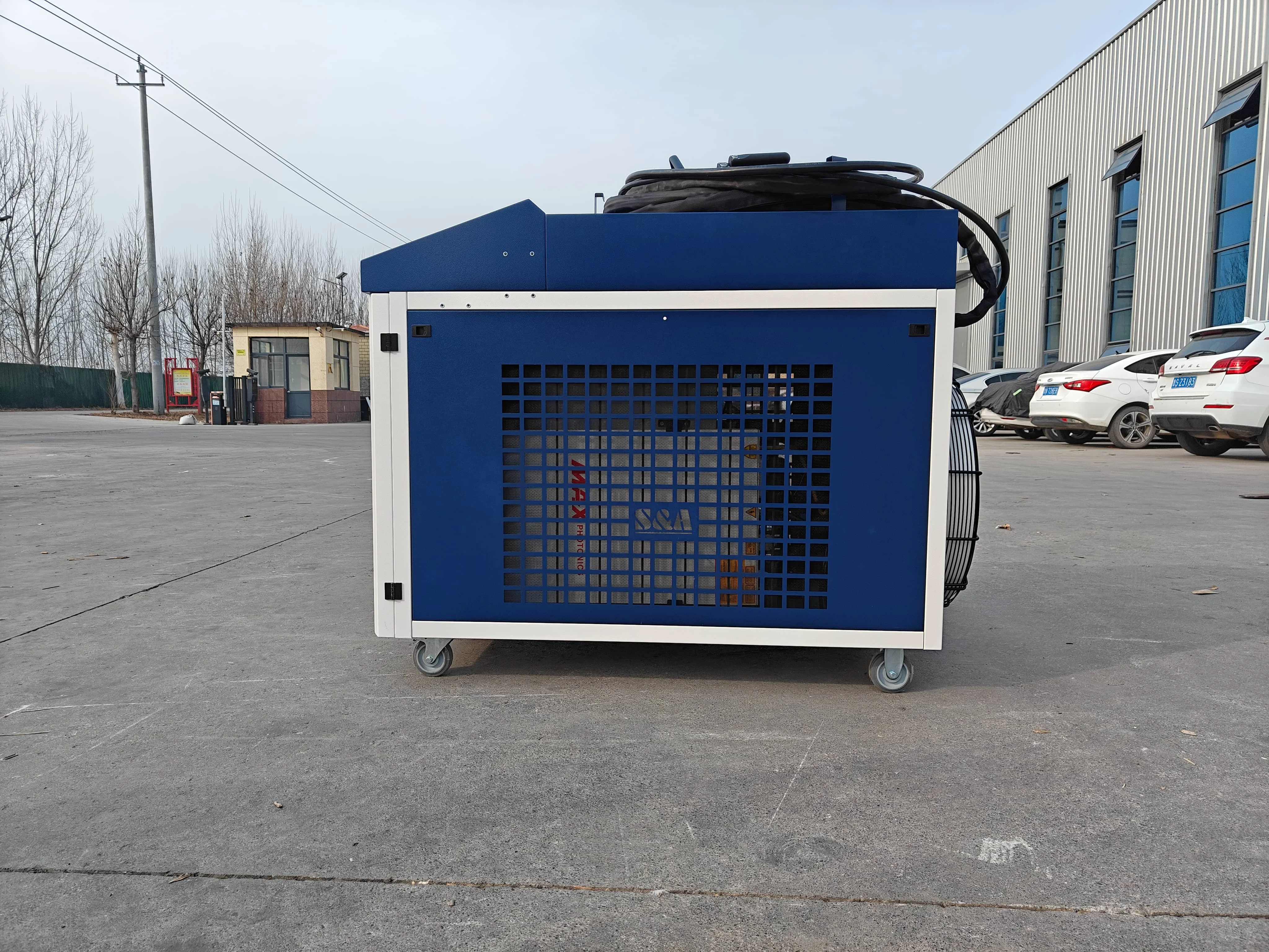 AKQ-1000 1KW Pulse MOPA Macchine per la pulizia laser Raffreddamento ad acqua Pulito rapido Pulitore laser portatile per metallo non metallico