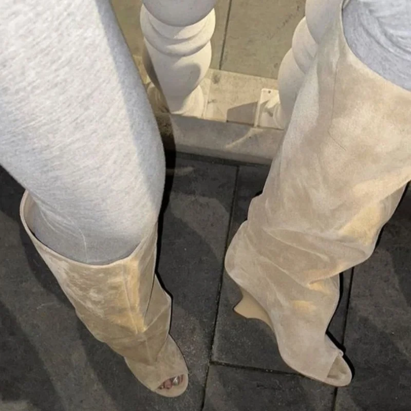 

2025 Новые женские сапоги до колена с открытым носком, женские длинные сапоги на танкетке с круглым носком, стильные облегающие замшевые женские современные сапоги