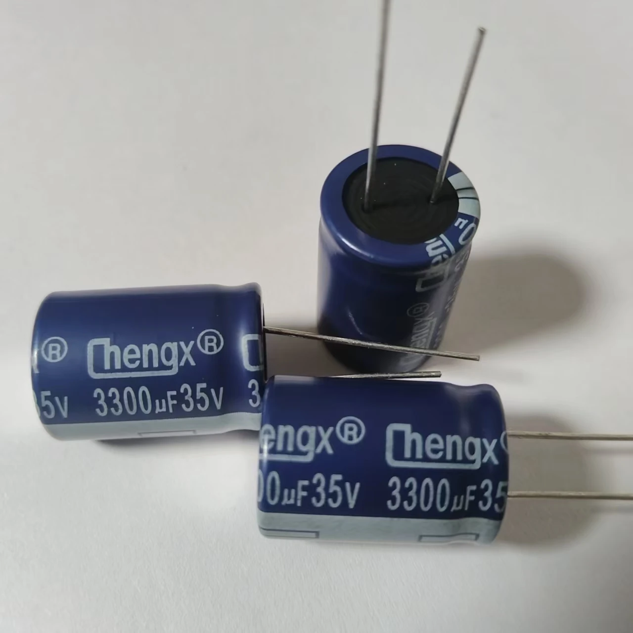 

2pcs Electrolytic Capacitors: 35V 3300uF, 3300μF 35V; Dimensions: 16×30, 18×25; Specifications: High-frequency, Low-resistance