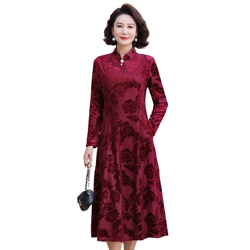 Abito lungo cheongsam in velluto dorato primaverile e autunnale Temperamento da donna Abiti da sera rossi sottili Abiti da madre in velluto